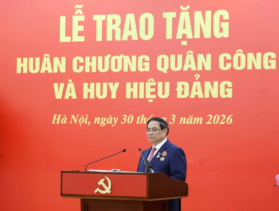 Thủ tướng cùng 3 ủy viên Bộ Chính trị khóa 13 nhận Huân chương Quân công