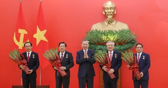 Thủ tướng cùng 3 ủy viên Bộ Chính trị khóa 13 nhận Huân chương Quân công