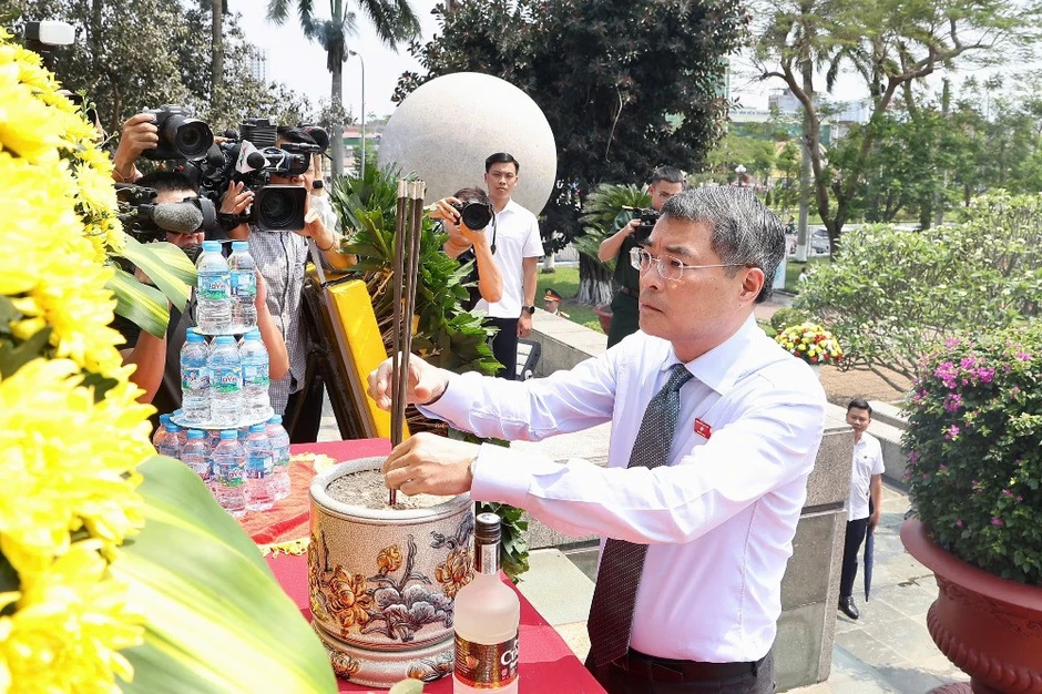 Thủ tướng cùng lãnh đạo TP Hải Phòng dâng hương tưởng nhớ các anh hùng liệt sỹ Thủ tướng cùng lãnh đạo TP Hải Phòng dâng hương tưởng nhớ các anh hùng liệt sỹ