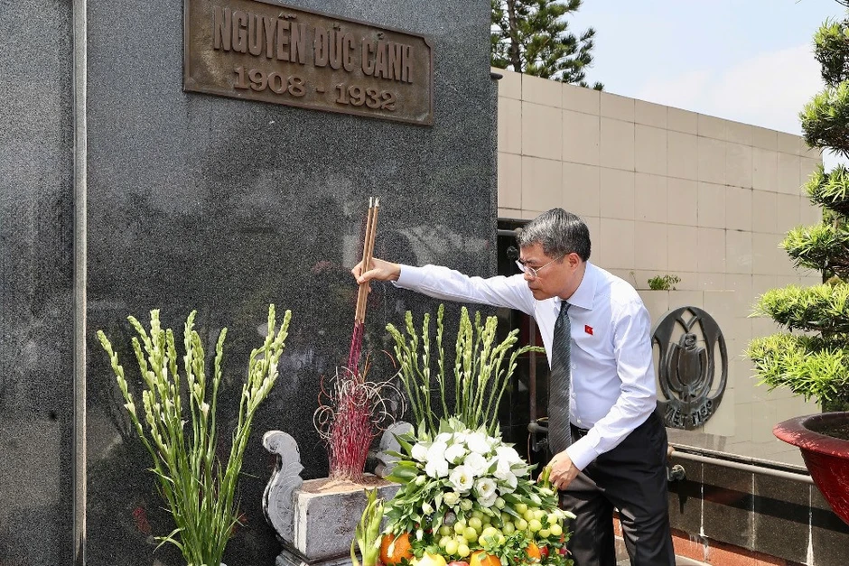 Thủ tướng cùng lãnh đạo TP Hải Phòng dâng hương tưởng nhớ các anh hùng liệt sỹ Thủ tướng cùng lãnh đạo TP Hải Phòng dâng hương tưởng nhớ các anh hùng liệt sỹ