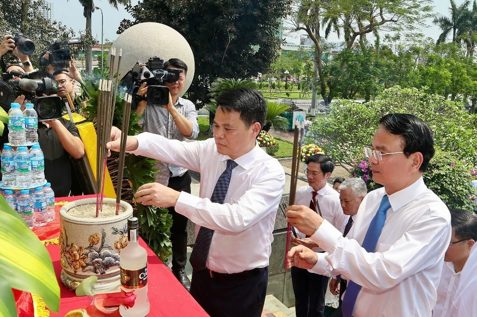 Thủ tướng cùng lãnh đạo TP Hải Phòng dâng hương tưởng nhớ các anh hùng liệt sỹ Thủ tướng cùng lãnh đạo TP Hải Phòng dâng hương tưởng nhớ các anh hùng liệt sỹ