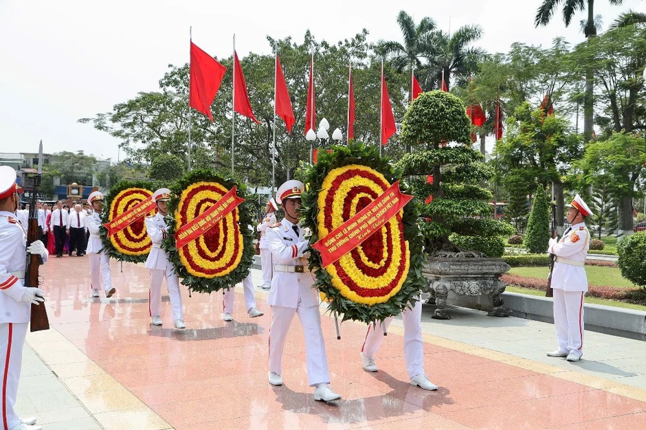 Thủ tướng cùng lãnh đạo TP Hải Phòng dâng hương tưởng nhớ các anh hùng liệt sỹ Thủ tướng cùng lãnh đạo TP Hải Phòng dâng hương tưởng nhớ các anh hùng liệt sỹ