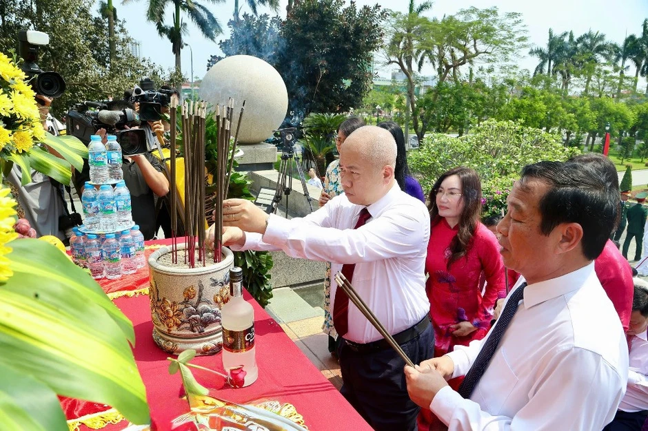Thủ tướng cùng lãnh đạo TP Hải Phòng dâng hương tưởng nhớ các anh hùng liệt sỹ Thủ tướng cùng lãnh đạo TP Hải Phòng dâng hương tưởng nhớ các anh hùng liệt sỹ
