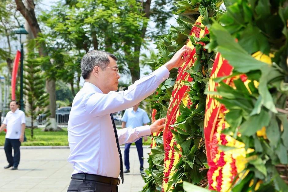 Thủ tướng cùng lãnh đạo TP Hải Phòng dâng hương tưởng nhớ các anh hùng liệt sỹ Thủ tướng cùng lãnh đạo TP Hải Phòng dâng hương tưởng nhớ các anh hùng liệt sỹ