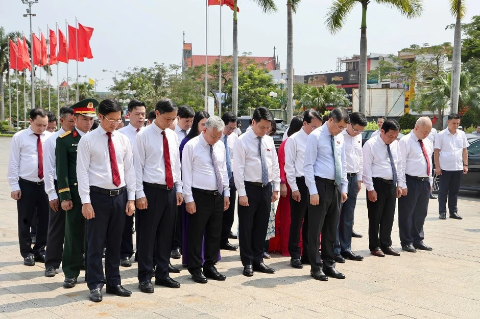 Thủ tướng cùng lãnh đạo TP Hải Phòng dâng hương tưởng nhớ các anh hùng liệt sỹ Thủ tướng cùng lãnh đạo TP Hải Phòng dâng hương tưởng nhớ các anh hùng liệt sỹ