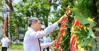Thủ tướng cùng lãnh đạo TP Hải Phòng dâng hương tưởng nhớ các anh hùng liệt sỹ