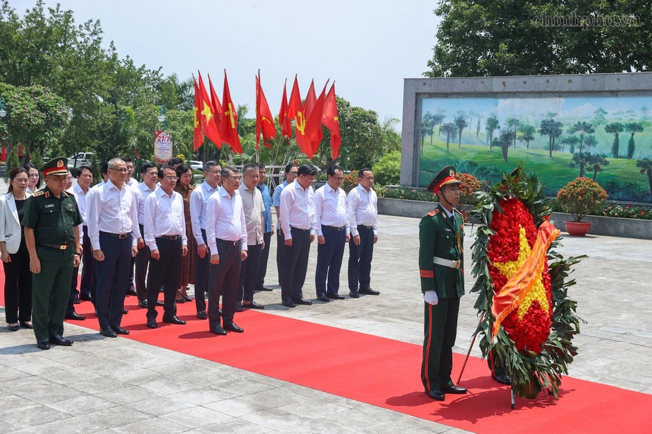 Thủ tướng dâng hương các anh hùng liệt sỹ và thăm Mẹ Việt Nam Anh hùng Thủ tướng dâng hương các anh hùng liệt sỹ và thăm Mẹ Việt Nam Anh hùng