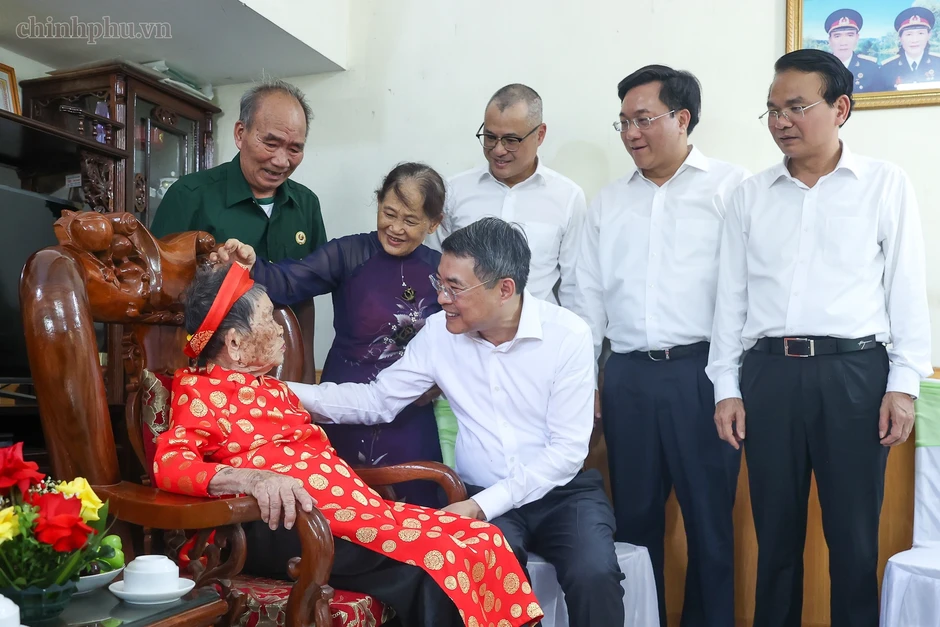 Thủ tướng dâng hương các anh hùng liệt sỹ và thăm Mẹ Việt Nam Anh hùng Thủ tướng dâng hương các anh hùng liệt sỹ và thăm Mẹ Việt Nam Anh hùng