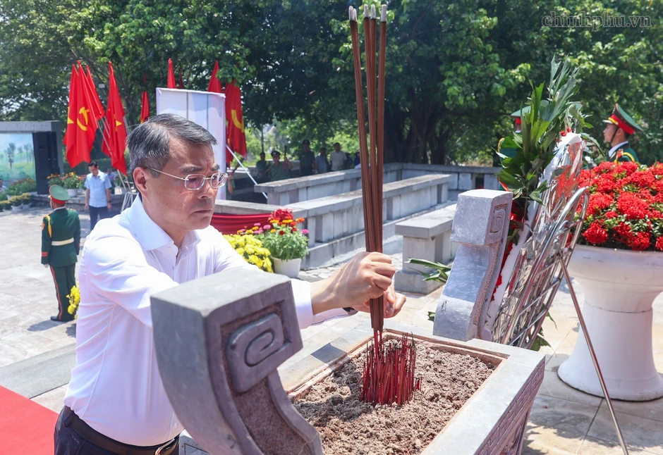 Thủ tướng dâng hương các anh hùng liệt sỹ và thăm Mẹ Việt Nam Anh hùng Thủ tướng dâng hương các anh hùng liệt sỹ và thăm Mẹ Việt Nam Anh hùng