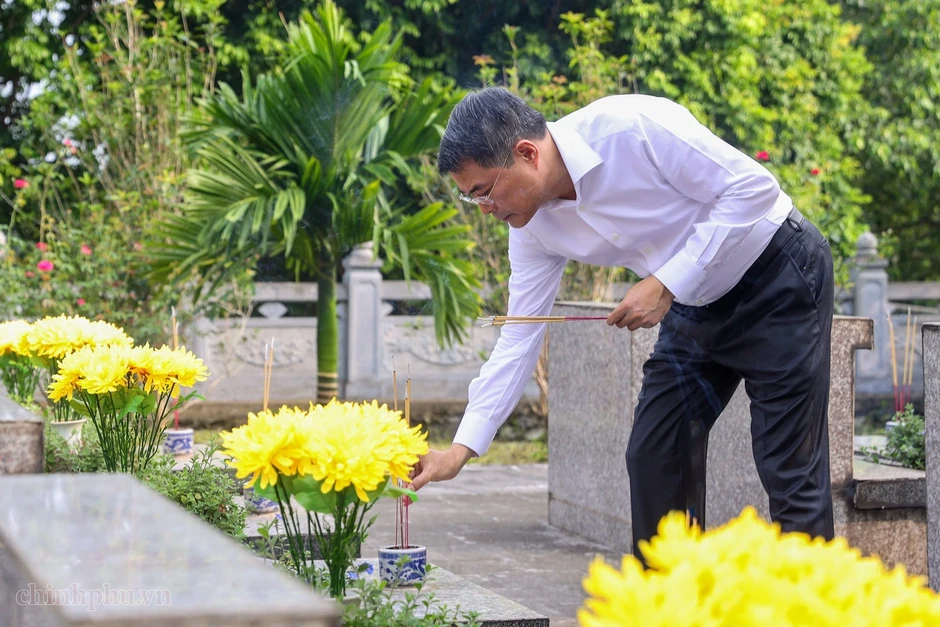 Thủ tướng dâng hương các anh hùng liệt sỹ và thăm Mẹ Việt Nam Anh hùng Thủ tướng dâng hương các anh hùng liệt sỹ và thăm Mẹ Việt Nam Anh hùng