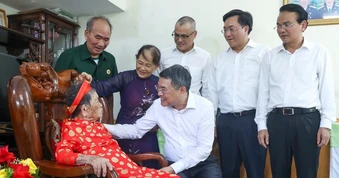 Thủ tướng dâng hương các anh hùng liệt sỹ và thăm Mẹ Việt Nam Anh hùng