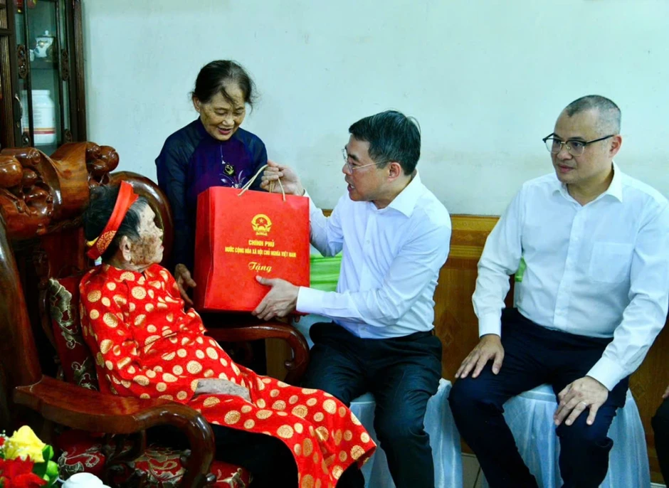 Thủ tướng dâng hương, hoa tưởng niệm các Anh hùng liệt sĩ tại Phú Thọ Thủ tướng dâng hương, hoa tưởng niệm các Anh hùng liệt sĩ tại Phú Thọ