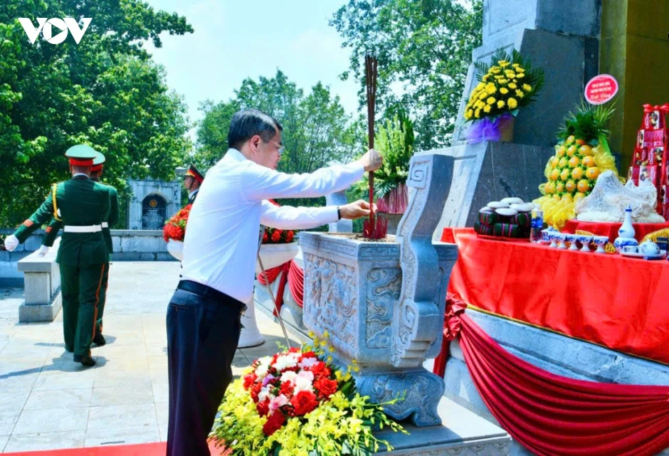 Thủ tướng dâng hương, hoa tưởng niệm các Anh hùng liệt sĩ tại Phú Thọ Thủ tướng dâng hương, hoa tưởng niệm các Anh hùng liệt sĩ tại Phú Thọ