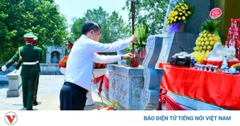 Thủ tướng dâng hương, hoa tưởng niệm các Anh hùng liệt sĩ tại Phú Thọ