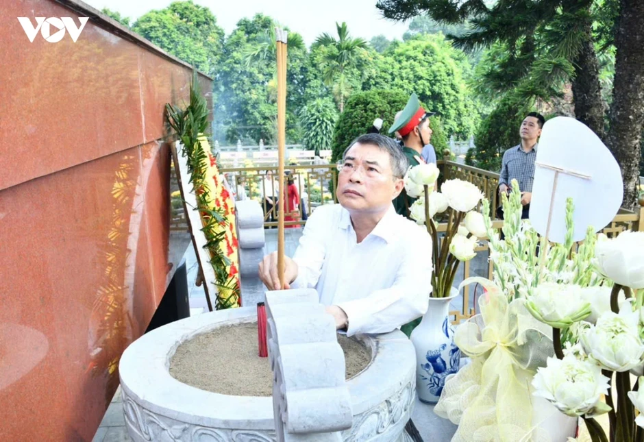 Thủ tướng dâng hương tưởng niệm các Anh hùng liệt sỹ tại Lào Cai Thủ tướng dâng hương tưởng niệm các Anh hùng liệt sỹ tại Lào Cai