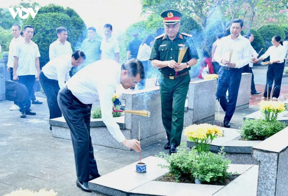 Thủ tướng dâng hương tưởng niệm các Anh hùng liệt sỹ tại Lào Cai Thủ tướng dâng hương tưởng niệm các Anh hùng liệt sỹ tại Lào Cai