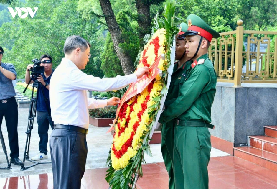 Thủ tướng dâng hương tưởng niệm các Anh hùng liệt sỹ tại Lào Cai Thủ tướng dâng hương tưởng niệm các Anh hùng liệt sỹ tại Lào Cai