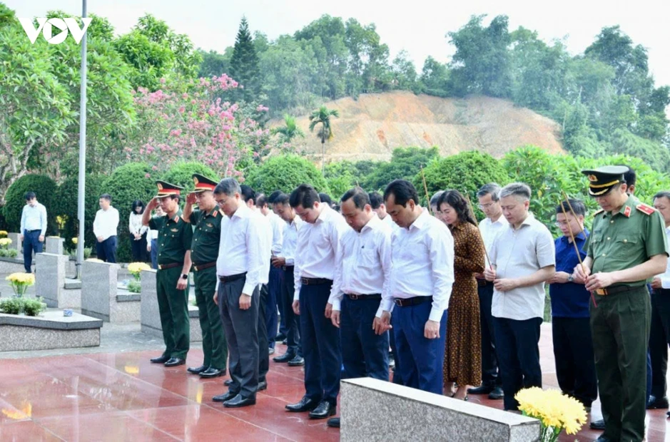 Thủ tướng dâng hương tưởng niệm các Anh hùng liệt sỹ tại Lào Cai Thủ tướng dâng hương tưởng niệm các Anh hùng liệt sỹ tại Lào Cai