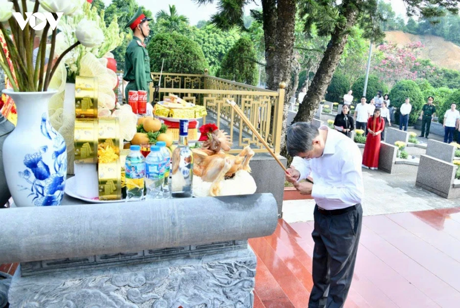 Thủ tướng dâng hương tưởng niệm các Anh hùng liệt sỹ tại Lào Cai Thủ tướng dâng hương tưởng niệm các Anh hùng liệt sỹ tại Lào Cai