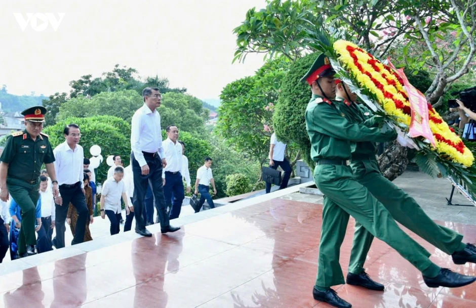 Thủ tướng dâng hương tưởng niệm các Anh hùng liệt sỹ tại Lào Cai Thủ tướng dâng hương tưởng niệm các Anh hùng liệt sỹ tại Lào Cai