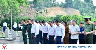 Thủ tướng dâng hương tưởng niệm các Anh hùng liệt sỹ tại Lào Cai