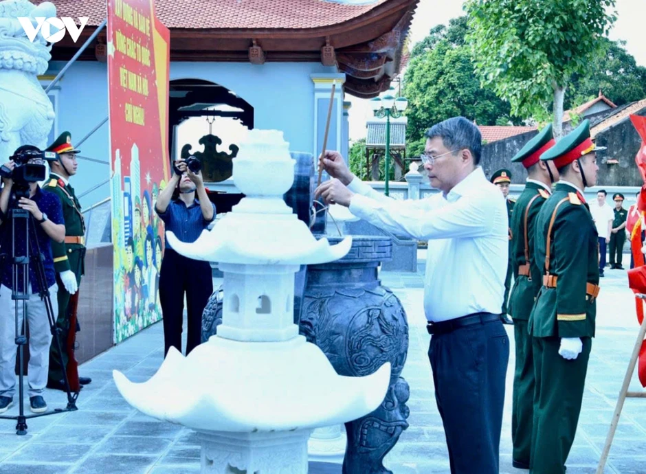 Thủ tướng dâng hương, tưởng niệm các Anh hùng Liệt sĩ ở Lạng Sơn Thủ tướng dâng hương, tưởng niệm các Anh hùng Liệt sĩ ở Lạng Sơn
