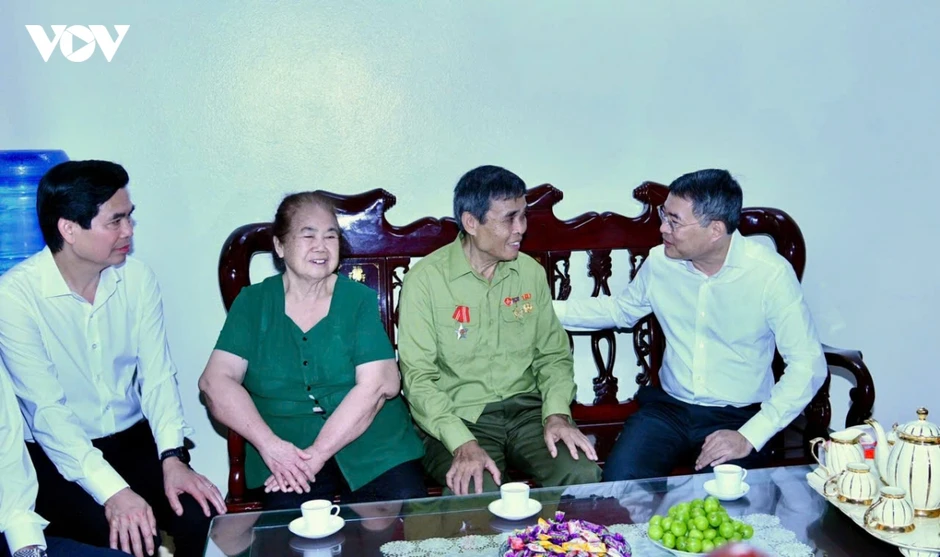 Thủ tướng dâng hương, tưởng niệm các Anh hùng Liệt sĩ ở Lạng Sơn Thủ tướng dâng hương, tưởng niệm các Anh hùng Liệt sĩ ở Lạng Sơn