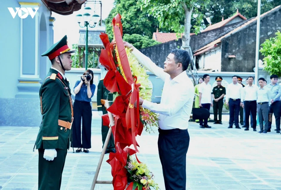 Thủ tướng dâng hương, tưởng niệm các Anh hùng Liệt sĩ ở Lạng Sơn Thủ tướng dâng hương, tưởng niệm các Anh hùng Liệt sĩ ở Lạng Sơn