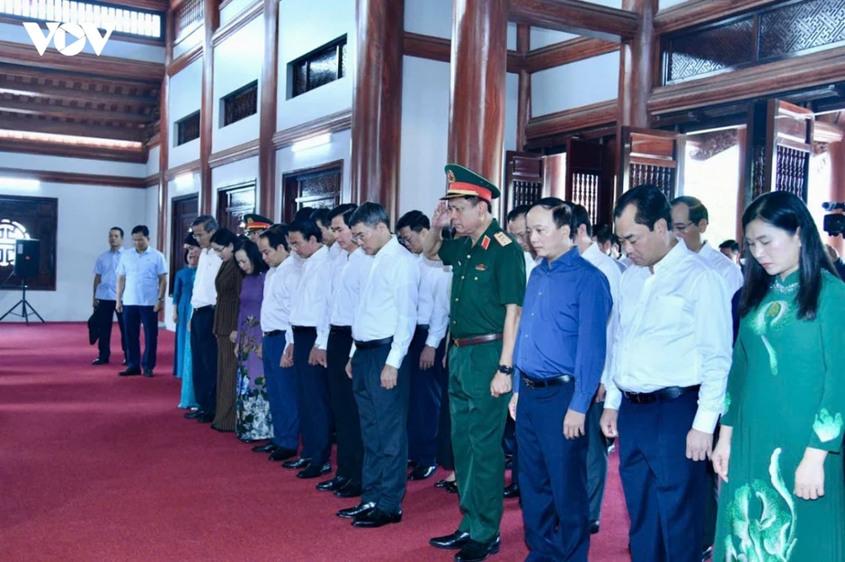 Thủ tướng dâng hương, tưởng niệm các Anh hùng Liệt sĩ ở Lạng Sơn Thủ tướng dâng hương, tưởng niệm các Anh hùng Liệt sĩ ở Lạng Sơn