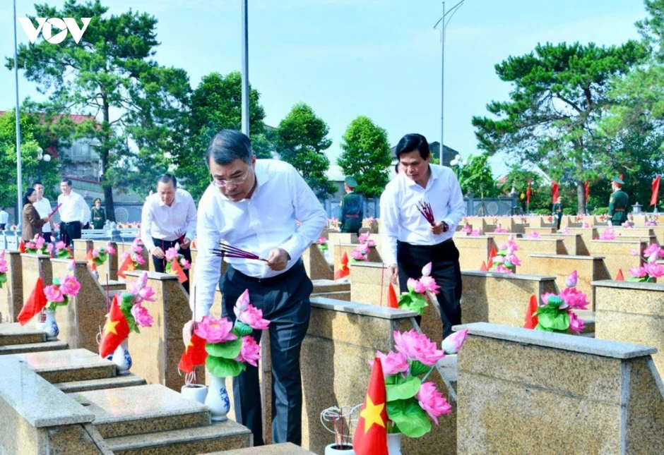 Thủ tướng dâng hương, tưởng niệm các Anh hùng Liệt sĩ ở Lạng Sơn Thủ tướng dâng hương, tưởng niệm các Anh hùng Liệt sĩ ở Lạng Sơn