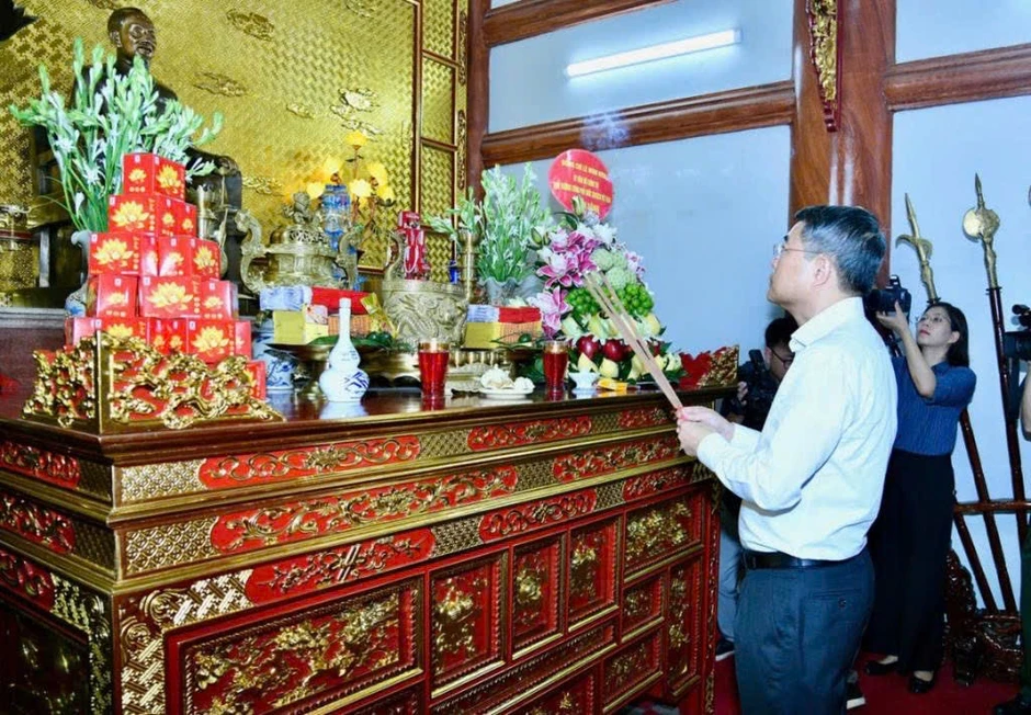 Thủ tướng dâng hương, tưởng niệm các Anh hùng Liệt sĩ ở Lạng Sơn Thủ tướng dâng hương, tưởng niệm các Anh hùng Liệt sĩ ở Lạng Sơn