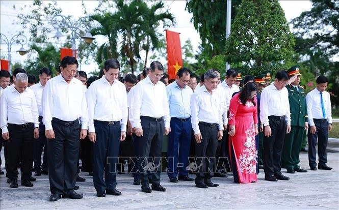 Thủ tướng dâng hương tưởng niệm các Anh hùng liệt sĩ tại Cần Thơ Thủ tướng dâng hương tưởng niệm các Anh hùng liệt sĩ tại Cần Thơ