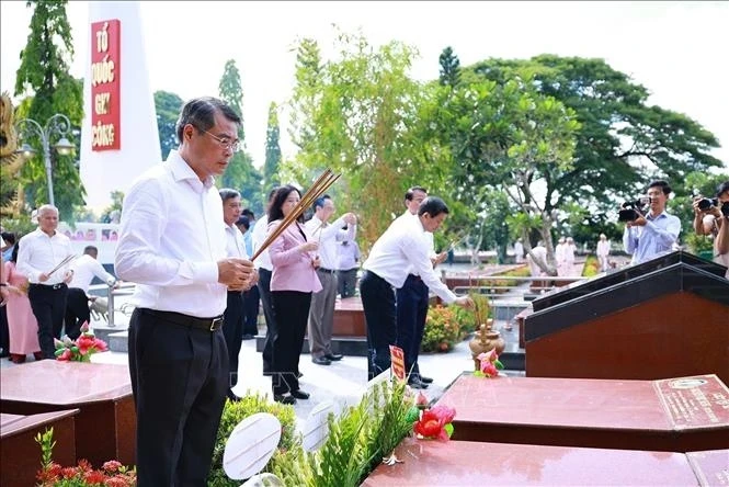 Thủ tướng dâng hương tưởng niệm các Anh hùng liệt sĩ tại Cần Thơ Thủ tướng dâng hương tưởng niệm các Anh hùng liệt sĩ tại Cần Thơ