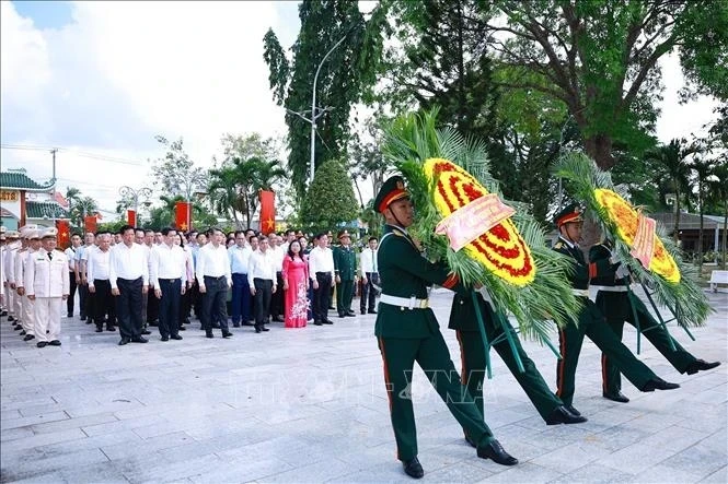 Thủ tướng dâng hương tưởng niệm các Anh hùng liệt sĩ tại Cần Thơ Thủ tướng dâng hương tưởng niệm các Anh hùng liệt sĩ tại Cần Thơ