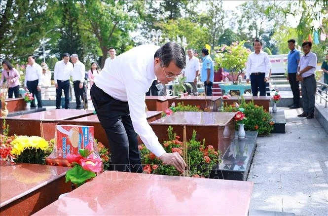 Thủ tướng dâng hương tưởng niệm các Anh hùng liệt sĩ tại Cần Thơ Thủ tướng dâng hương tưởng niệm các Anh hùng liệt sĩ tại Cần Thơ