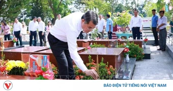 Thủ tướng dâng hương tưởng niệm các Anh hùng liệt sĩ tại Cần Thơ