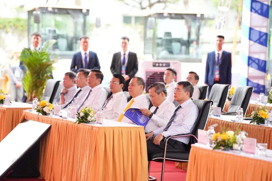 Thủ tướng dự lễ khởi công 5 tuyến đường sắt đô thị, 3 dự án nhà cho thuê ở Hà Nội Thủ tướng dự lễ khởi công 5 tuyến đường sắt đô thị, 3 dự án nhà cho thuê ở Hà Nội