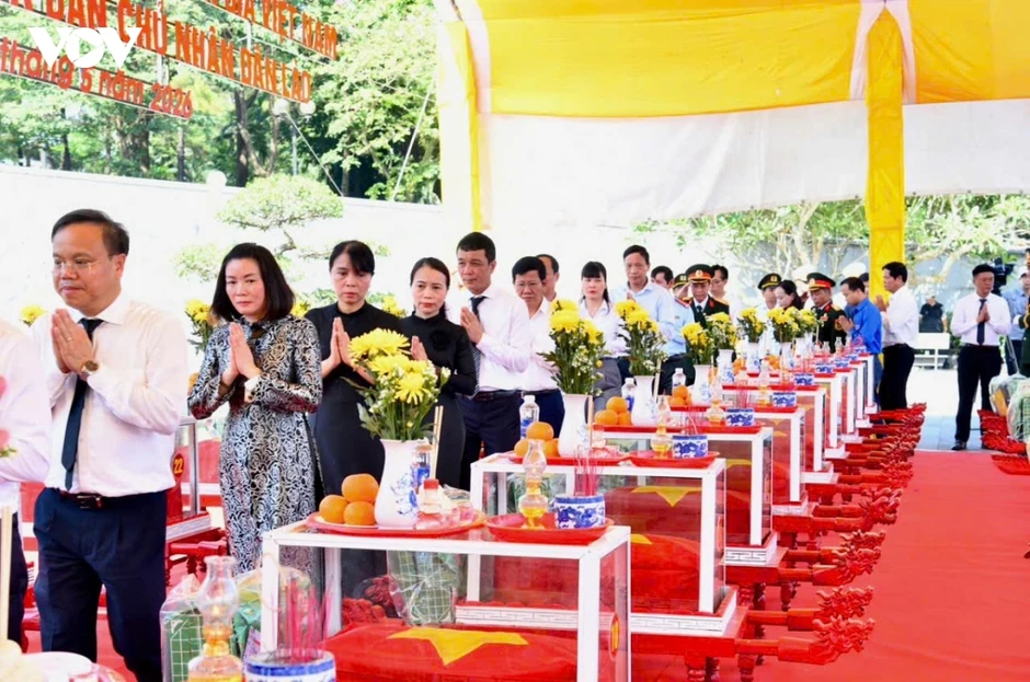 Thủ tướng dự Lễ truy điệu, an táng 28 hài cốt liệt sĩ tại tỉnh Quảng Trị Thủ tướng dự Lễ truy điệu, an táng 28 hài cốt liệt sĩ tại tỉnh Quảng Trị