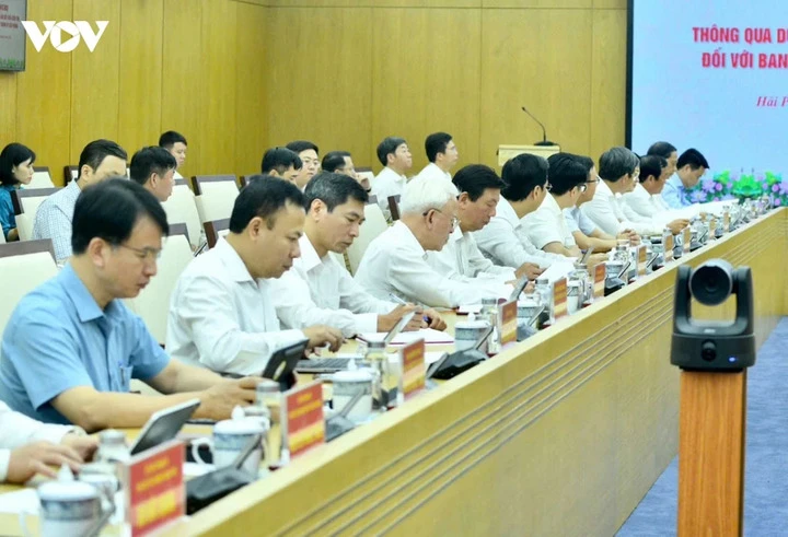 Thủ tướng: Hải Phòng phải đi đầu đổi mới mô hình tăng trưởng