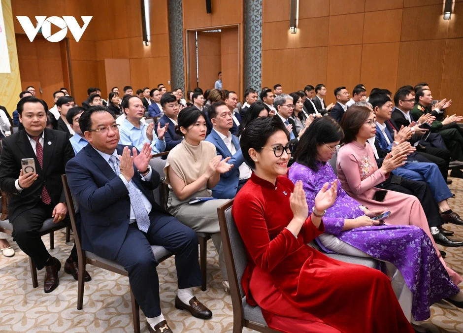 Thủ tướng kêu gọi doanh nghiệp thúc đẩy mô hình tăng trưởng mới Thủ tướng kêu gọi doanh nghiệp thúc đẩy mô hình tăng trưởng mới