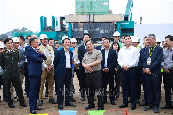 Thủ tướng kiểm tra tiến độ thi công dự án Cảng hàng không quốc tế Gia Bình Thủ tướng kiểm tra tiến độ thi công dự án Cảng hàng không quốc tế Gia Bình