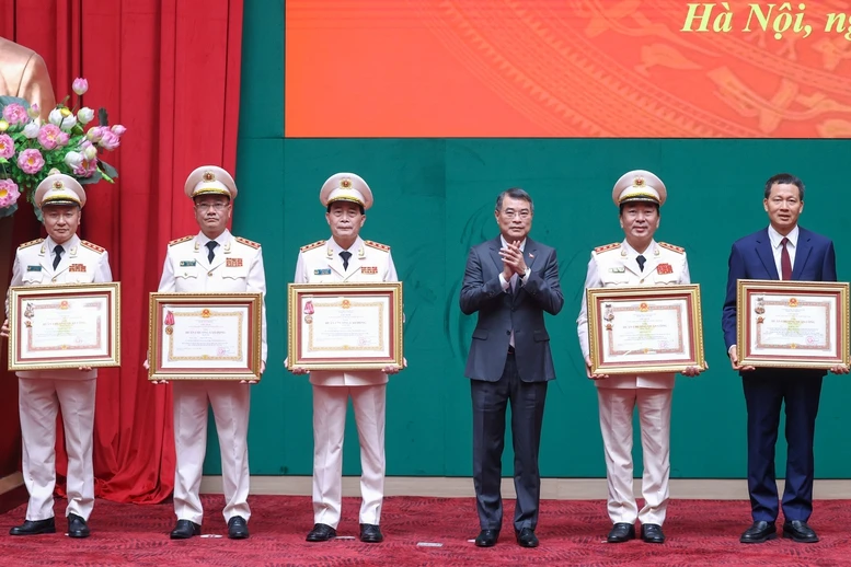Thủ tướng: Kiến tạo môi trường an ninh, an toàn cho phát triển để đất nước bứt phá đi lên Thủ tướng: Kiến tạo môi trường an ninh, an toàn cho phát triển để đất nước bứt phá đi lên