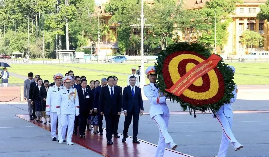 Thủ tướng Lào đặt vòng hoa tưởng niệm Anh hùng liệt sỹ và vào Lăng viếng Chủ tịch Hồ Chí Minh Thủ tướng Lào đặt vòng hoa tưởng niệm Anh hùng liệt sỹ và vào Lăng viếng Chủ tịch Hồ Chí Minh