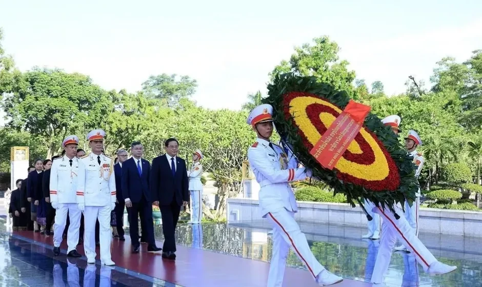 Thủ tướng Lào đặt vòng hoa tưởng niệm Anh hùng liệt sỹ và vào Lăng viếng Chủ tịch Hồ Chí Minh Thủ tướng Lào đặt vòng hoa tưởng niệm Anh hùng liệt sỹ và vào Lăng viếng Chủ tịch Hồ Chí Minh