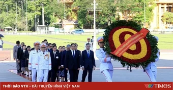 Thủ tướng Lào đặt vòng hoa tưởng niệm Anh hùng liệt sỹ và vào Lăng viếng Chủ tịch Hồ Chí Minh