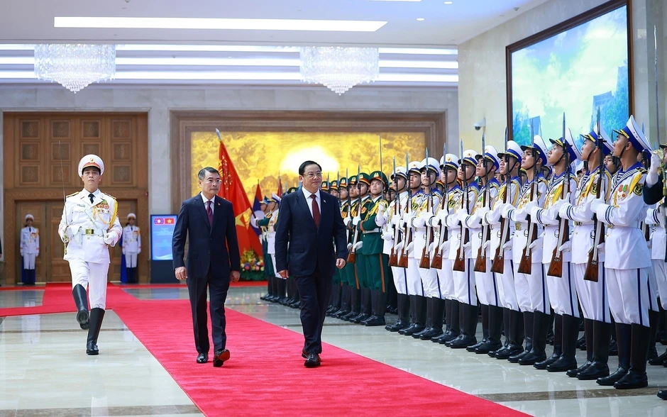 Thủ tướng Lê Minh Hưng chủ trì lễ đón chính thức Thủ tướng Lào