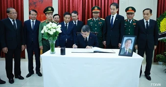 Thủ tướng Lê Minh Hưng dẫn đầu Đoàn đại biểu Đảng, Nhà nước, Mặt trận Tổ quốc Việt Nam viếng nguyên Thủ tướng Quốc vụ viện Trung Quốc Chu Dung Cơ