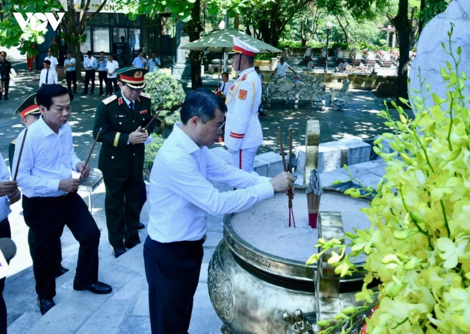 Thủ tướng Lê Minh Hưng dâng hương tại các khu di tích lịch sử tỉnh Quảng Trị Thủ tướng Lê Minh Hưng dâng hương tại các khu di tích lịch sử tỉnh Quảng Trị