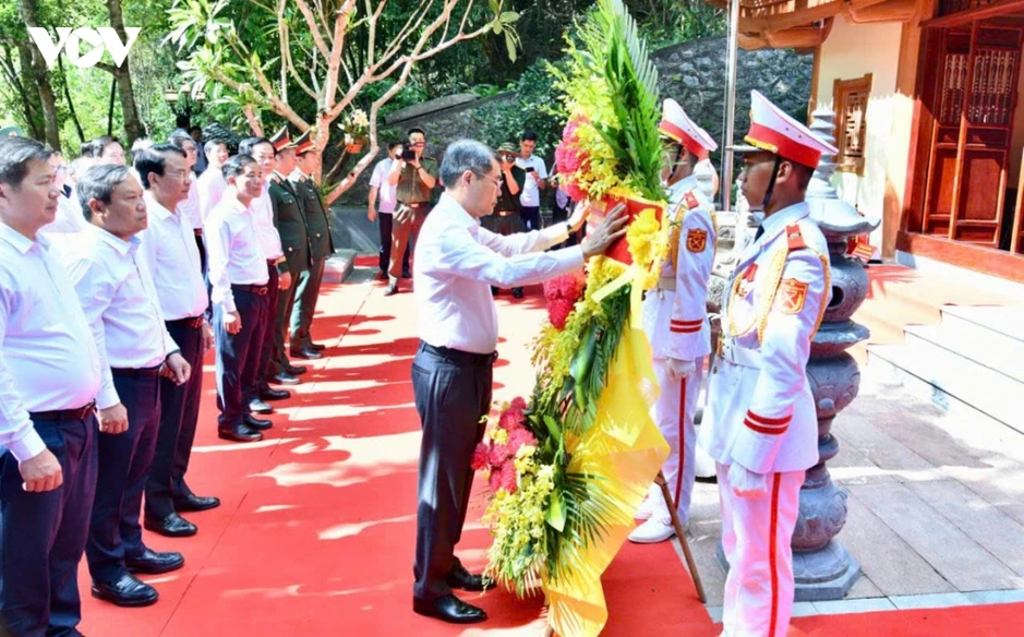 Thủ tướng Lê Minh Hưng dâng hương tại các khu di tích lịch sử tỉnh Quảng Trị Thủ tướng Lê Minh Hưng dâng hương tại các khu di tích lịch sử tỉnh Quảng Trị