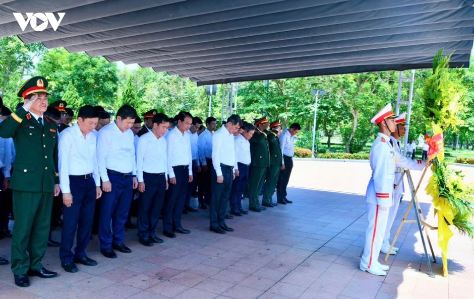 Thủ tướng Lê Minh Hưng dâng hương tại các khu di tích lịch sử tỉnh Quảng Trị Thủ tướng Lê Minh Hưng dâng hương tại các khu di tích lịch sử tỉnh Quảng Trị